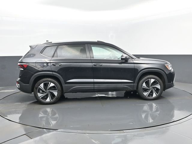 Used 2025 Volkswagen Taos SE image 4