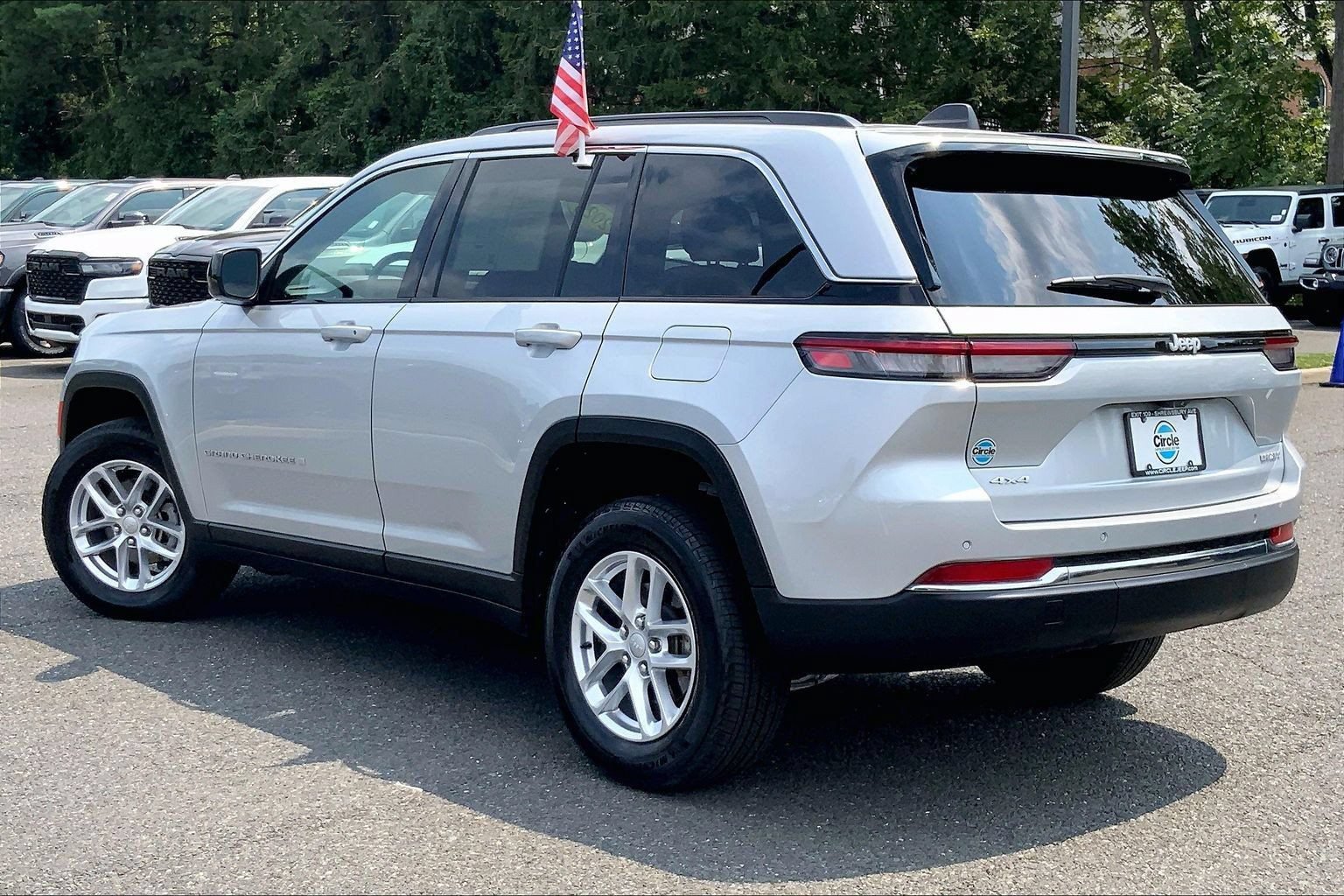 Certified 2025 Jeep Grand Cherokee Laredo X w/ Luxury Tech Group I AWD/4WD image 10