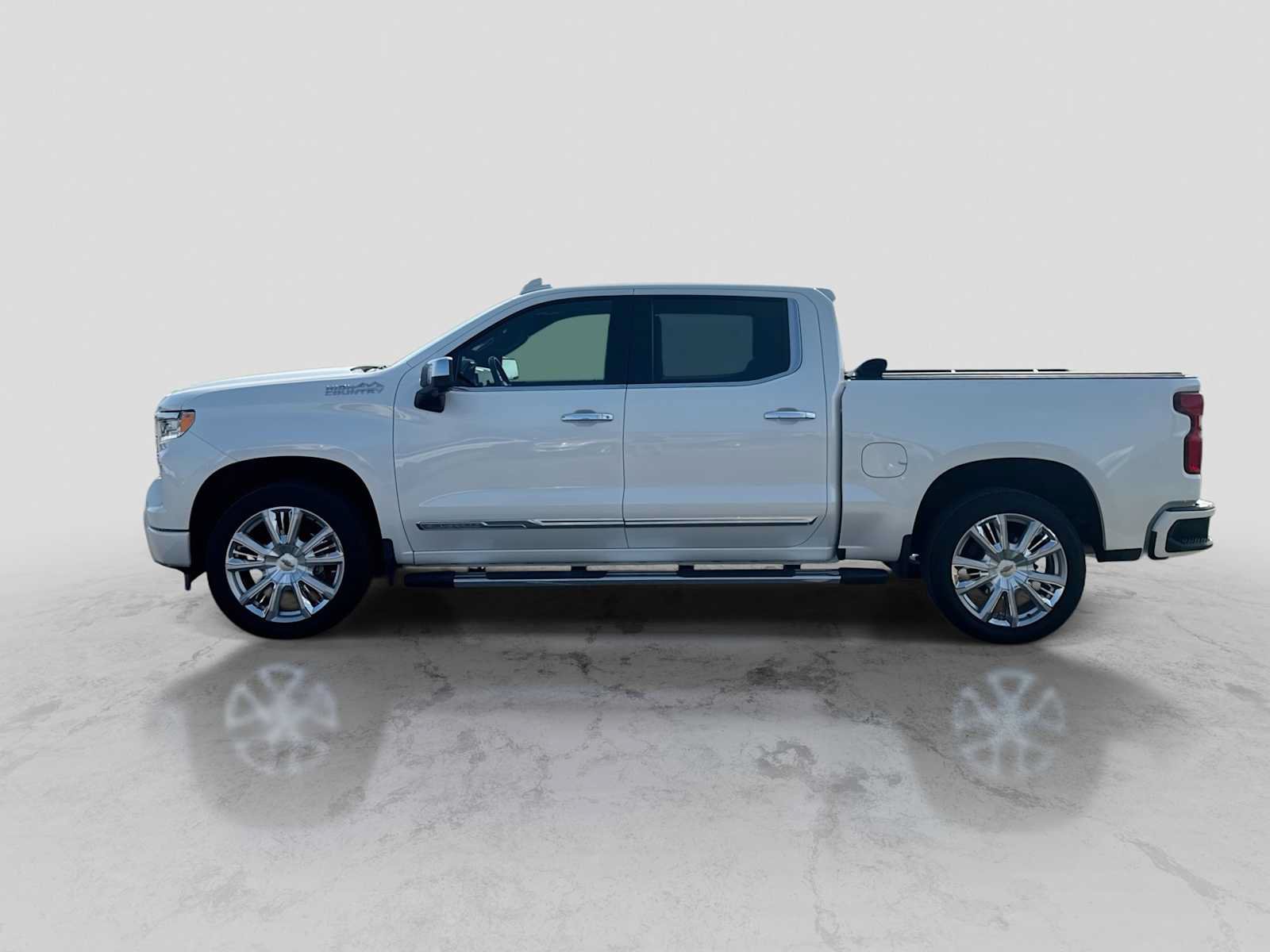 Used 2024 Chevrolet Silverado 1500 High Country w/ High Country Premium Package AWD/4WD image 3