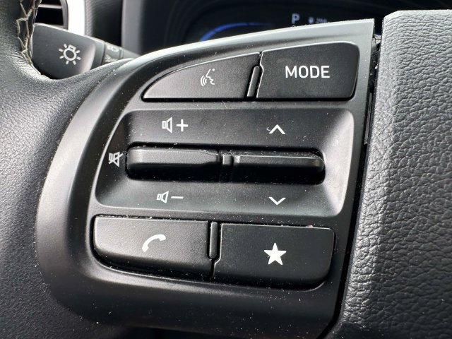 Used 2025 Hyundai Venue Limited FWD image 32
