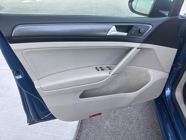 Used 2018 Volkswagen Golf S image 8