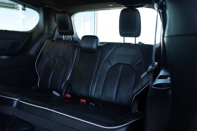 Used 2021 Chrysler Pacifica Limited w/ Uconnect Theater Family Group FWD image 31
