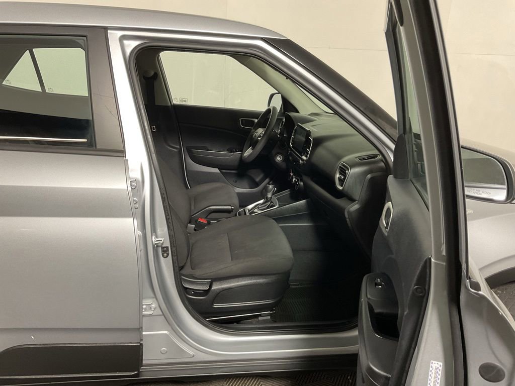 Used 2021 Hyundai Venue SE FWD image 34