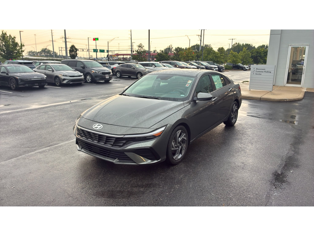 Used 2025 Hyundai Elantra SEL FWD image 3