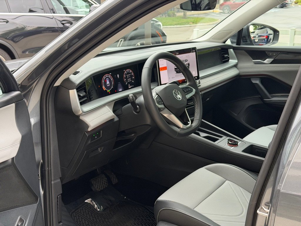 Used 2025 Volkswagen Tiguan SE AWD/4WD image 19
