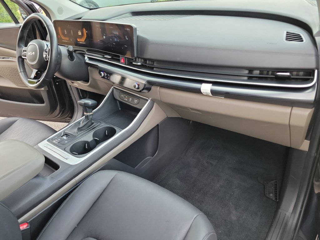 Used 2025 Kia Carnival FWD image 14