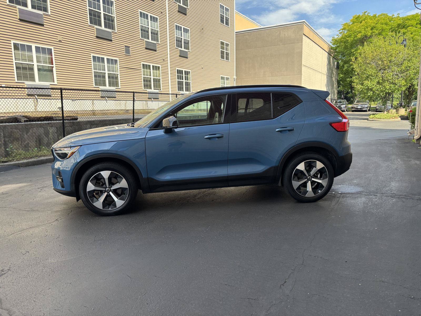 Used 2023 Volvo XC40 B5 Plus w/ Climate Package AWD/4WD image 3