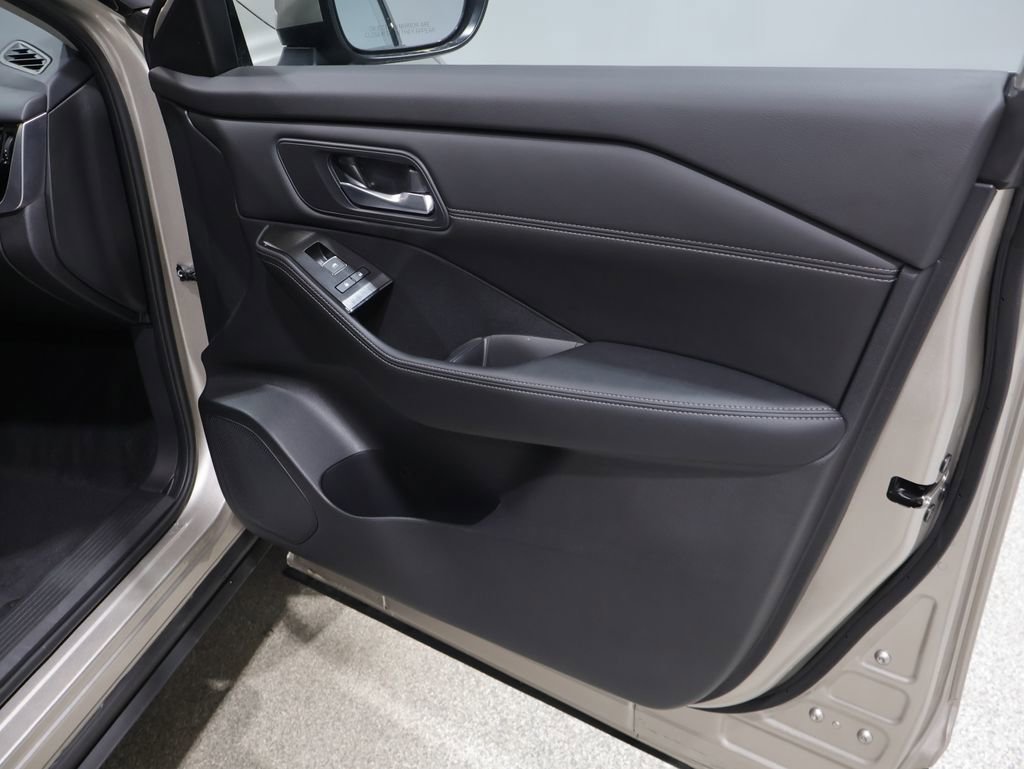 Used 2025 Nissan Rogue SL w/ SL Premium Package image 27