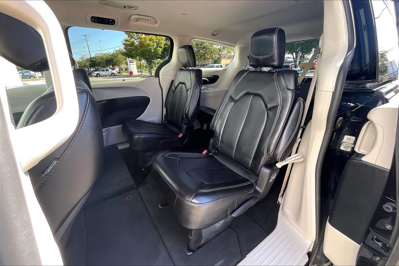 Used 2024 Chrysler Pacifica Touring-L FWD image 30