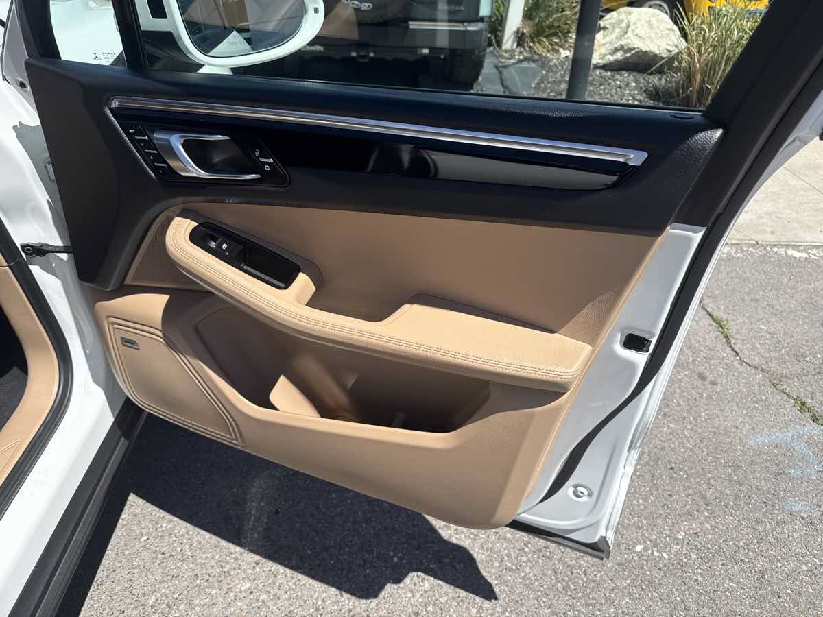 Used 2019 Porsche Macan AWD/4WD image 22
