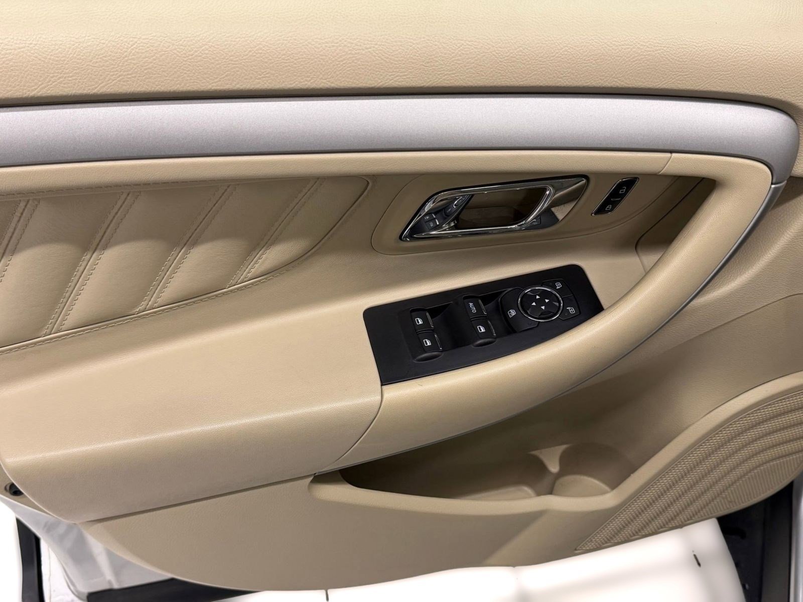 Used 2017 Ford Taurus SE image 12