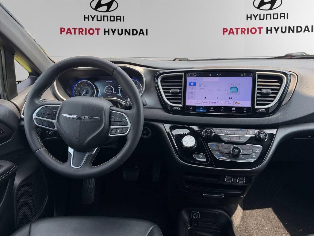 Used 2025 Chrysler Pacifica Select FWD image 10