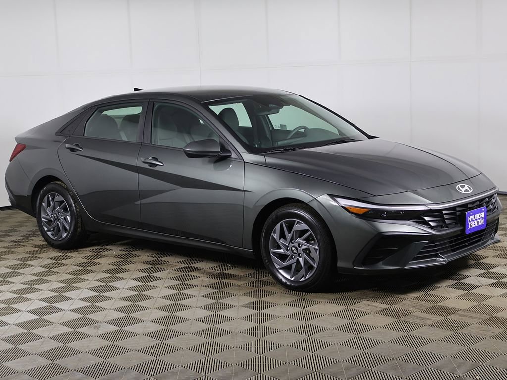 Used 2024 Hyundai Elantra SEL FWD image 2