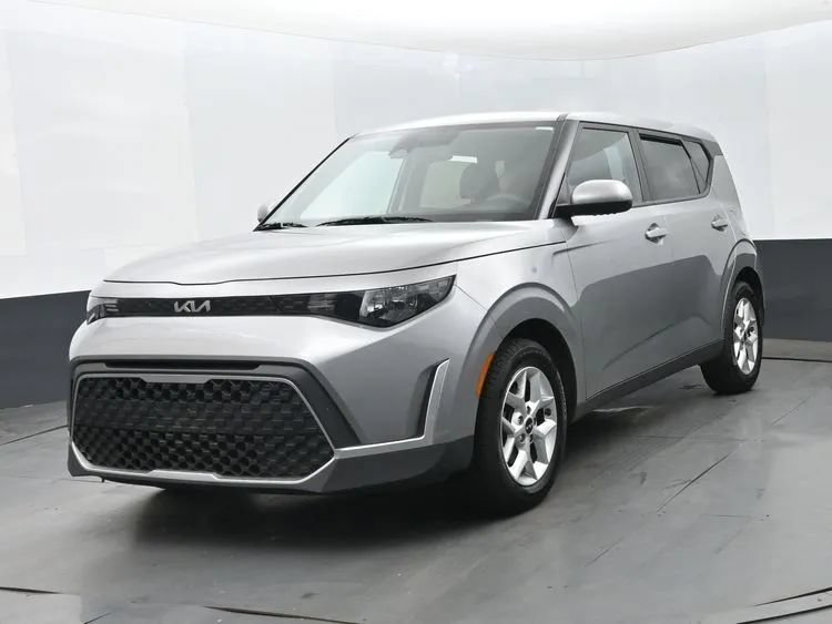 Used 2024 Kia Soul LX w/ Option Group 015 FWD image 3