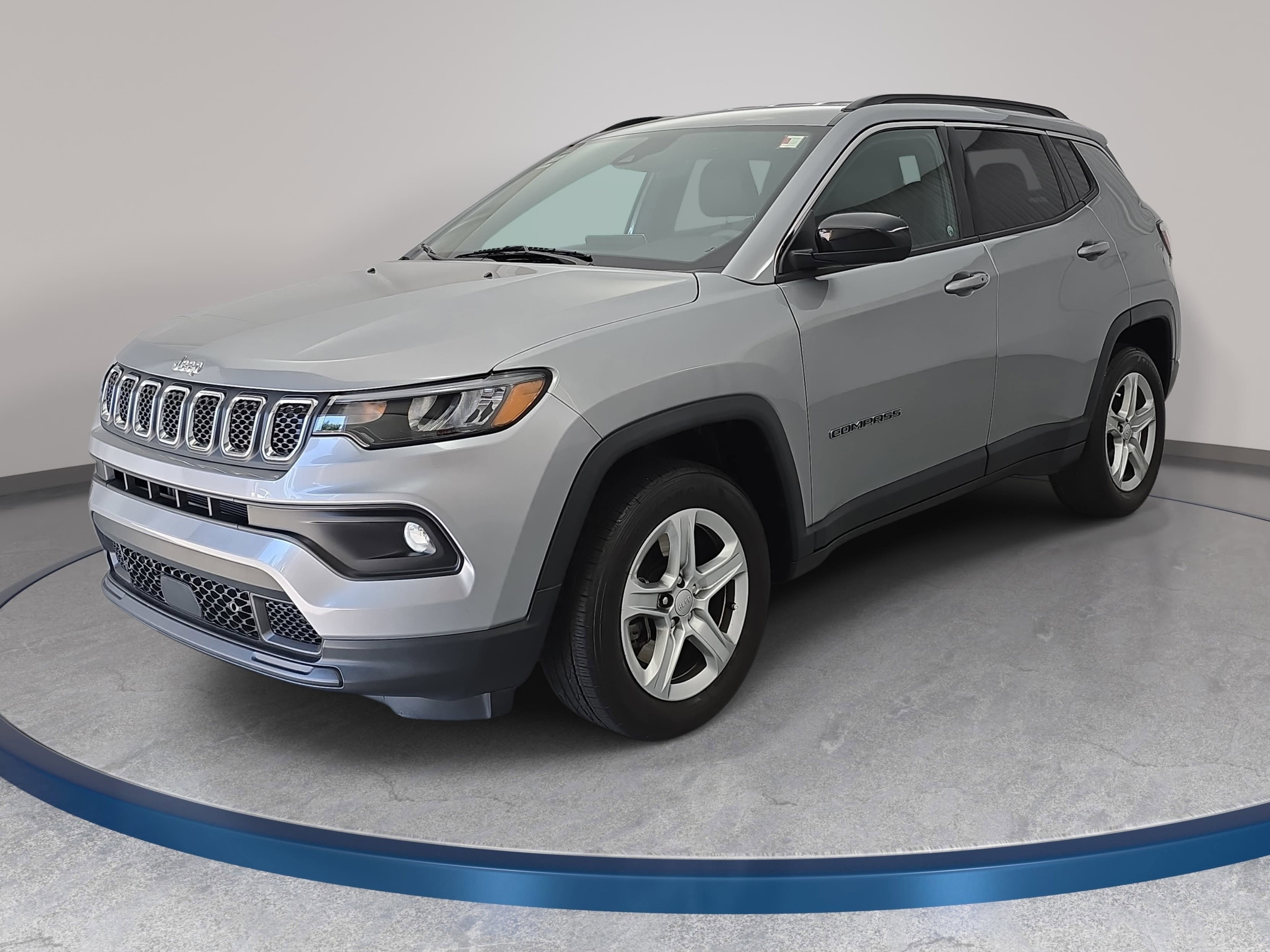Used 2024 Jeep Compass Latitude w/ Convenience Group AWD/4WD image 1
