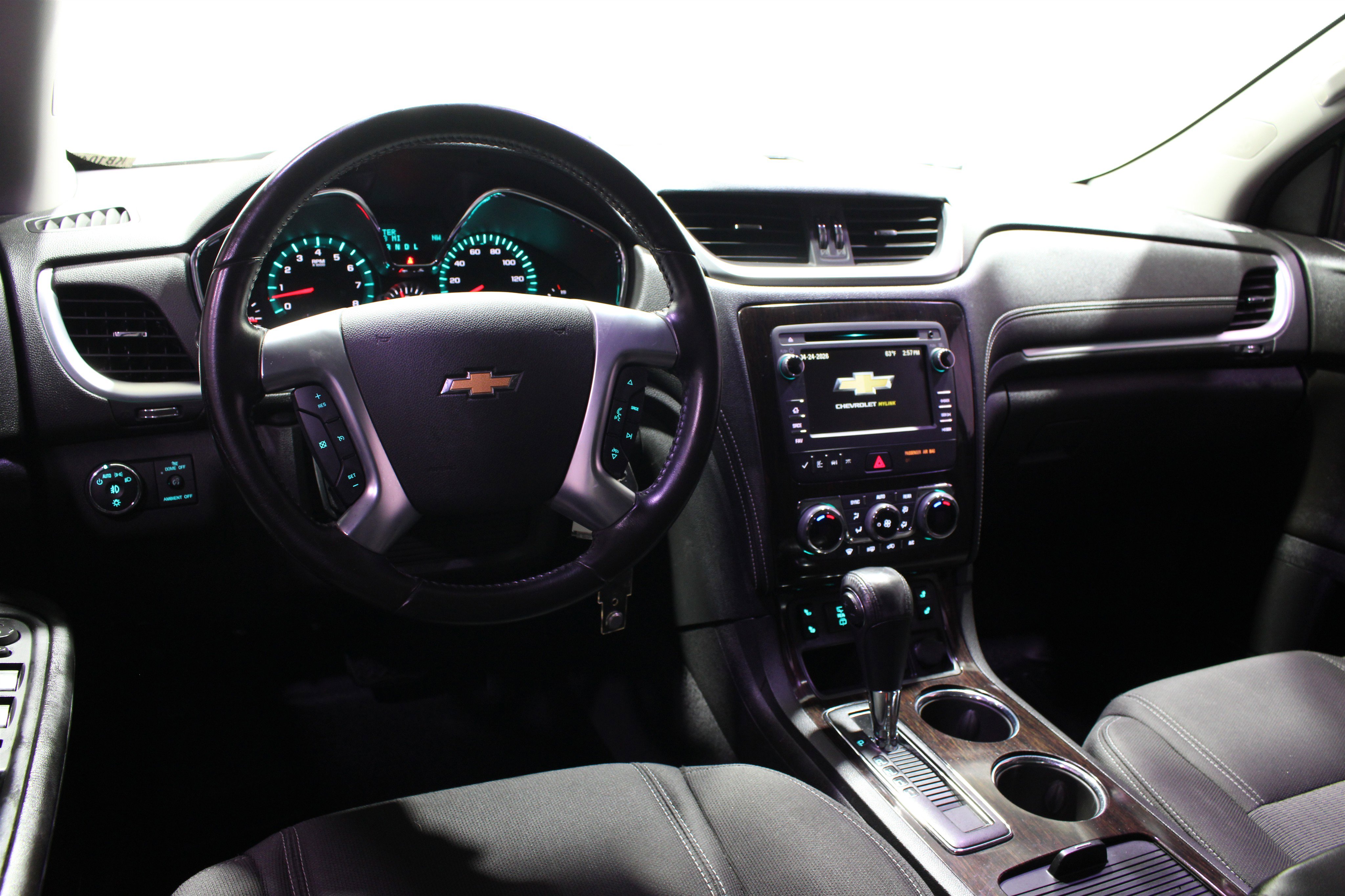 Used 2017 Chevrolet Traverse LT FWD image 2