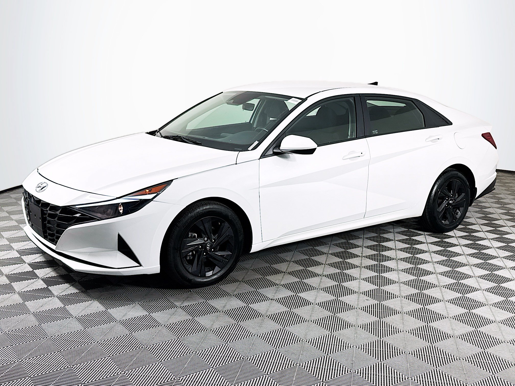 Used 2022 Hyundai Elantra SEL w/ Convenience Package FWD image 4