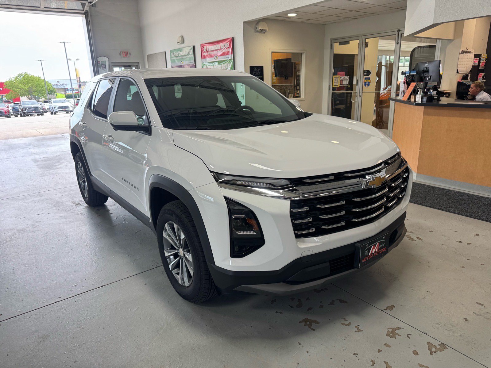Used 2026 Chevrolet Equinox LT w/ Convenience Package II AWD/4WD image 3