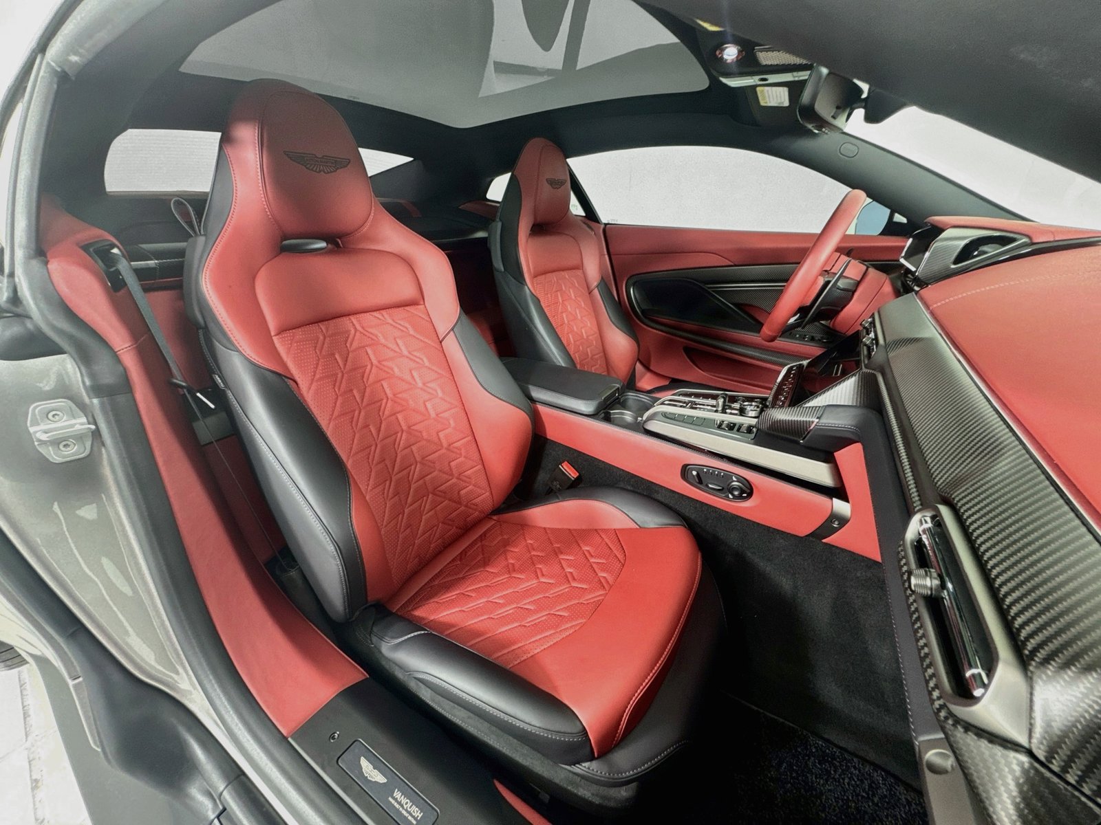 Used 2025 Aston Martin Vanquish RWD image 24