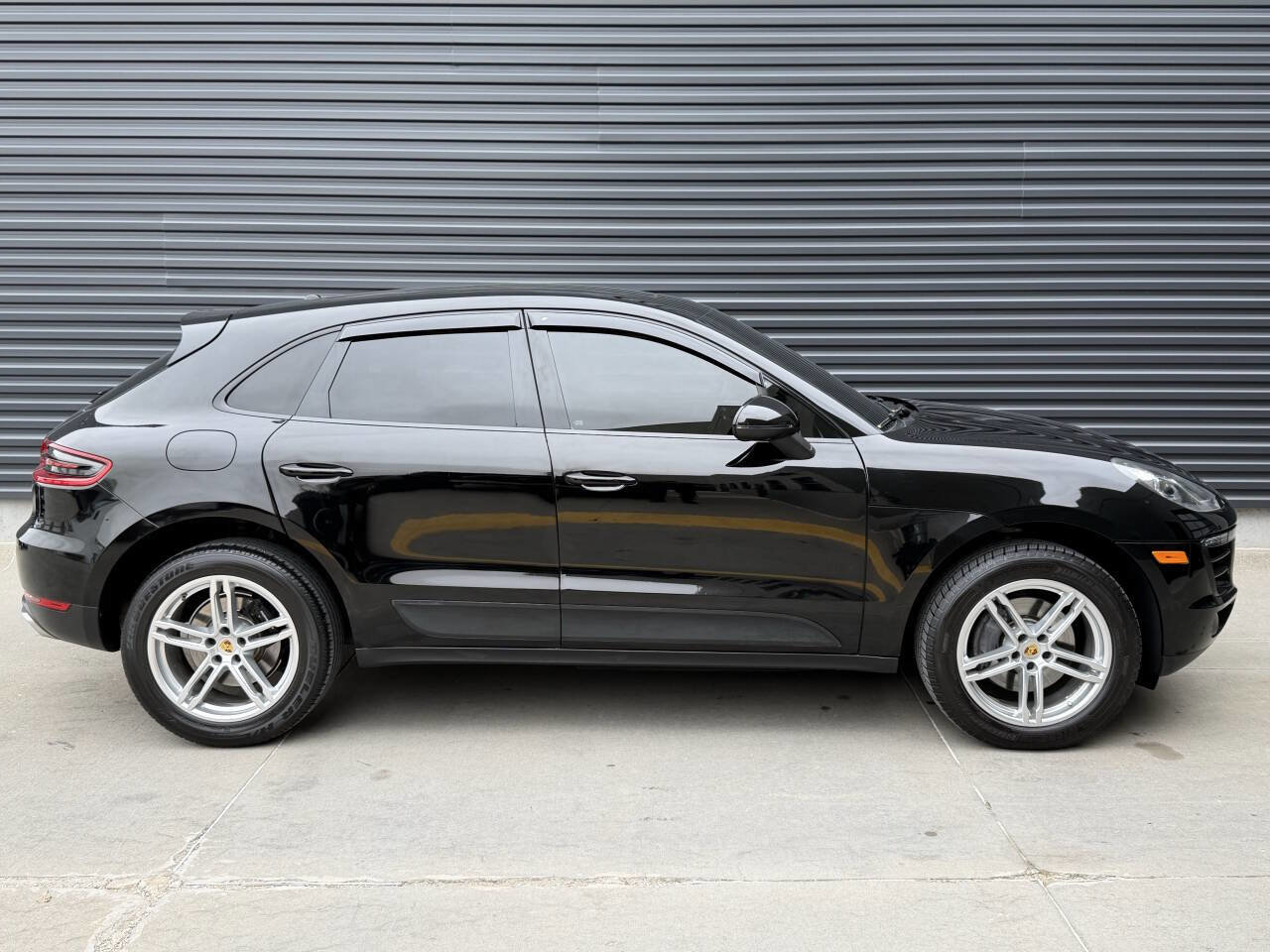 Used 2018 Porsche Macan Base AWD 4dr SUV image 10