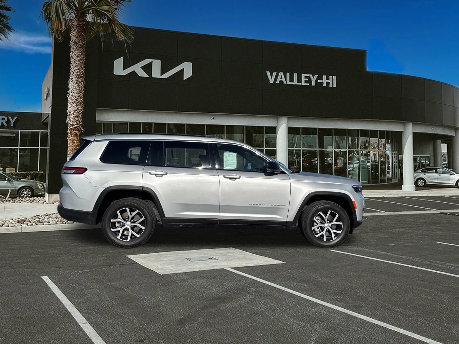 Used 2024 Jeep Grand Cherokee L Limited w/ Luxury Tech Group II image 4