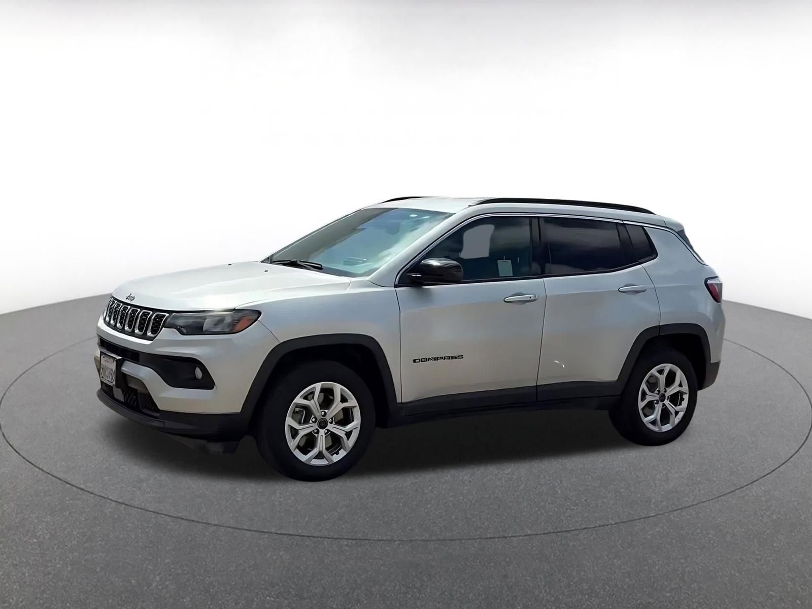 Used 2025 Jeep Compass Latitude AWD/4WD image 9