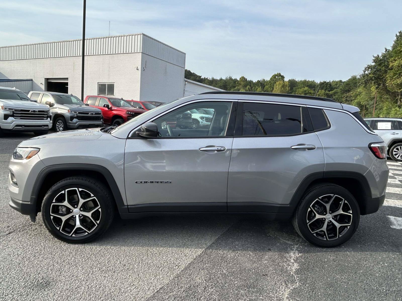 Used 2024 Jeep Compass Latitude AWD/4WD image 4