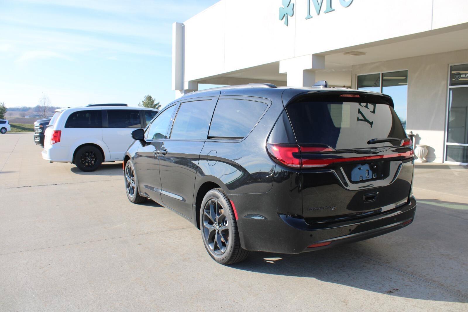 New 2026 Chrysler Pacifica Select w/ S Appearance Package FWD image 7