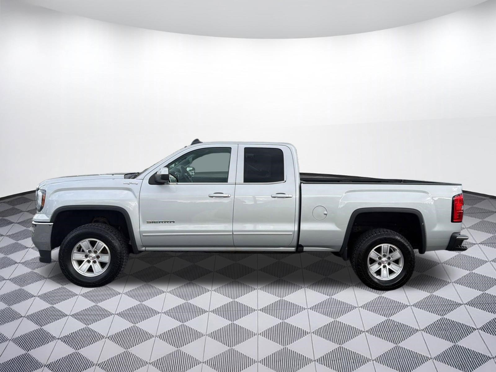 Used 2017 GMC Sierra 1500 SLE w/ SLE Value Package AWD/4WD image 2