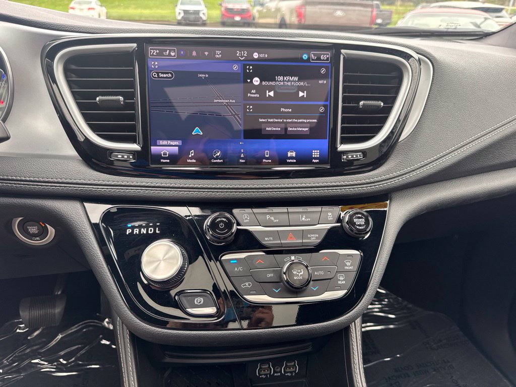 Used 2025 Chrysler Pacifica Limited FWD image 3
