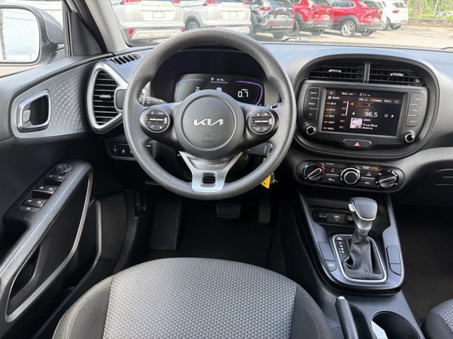 Used 2025 Kia Soul LX w/ LX Technology Package FWD image 21