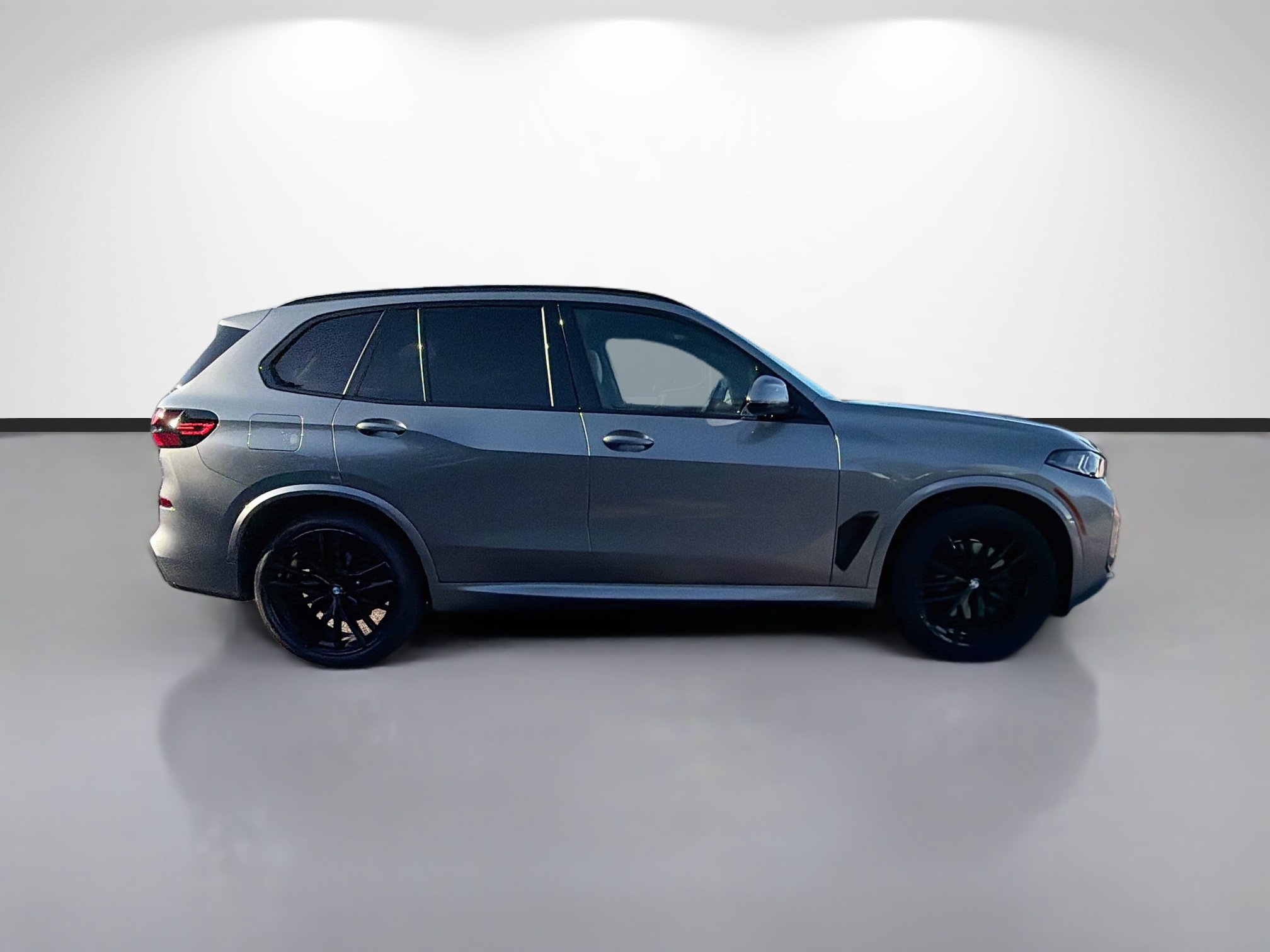 Used 2025 BMW X5 sDrive40i w/ M Sport Package RWD image 2