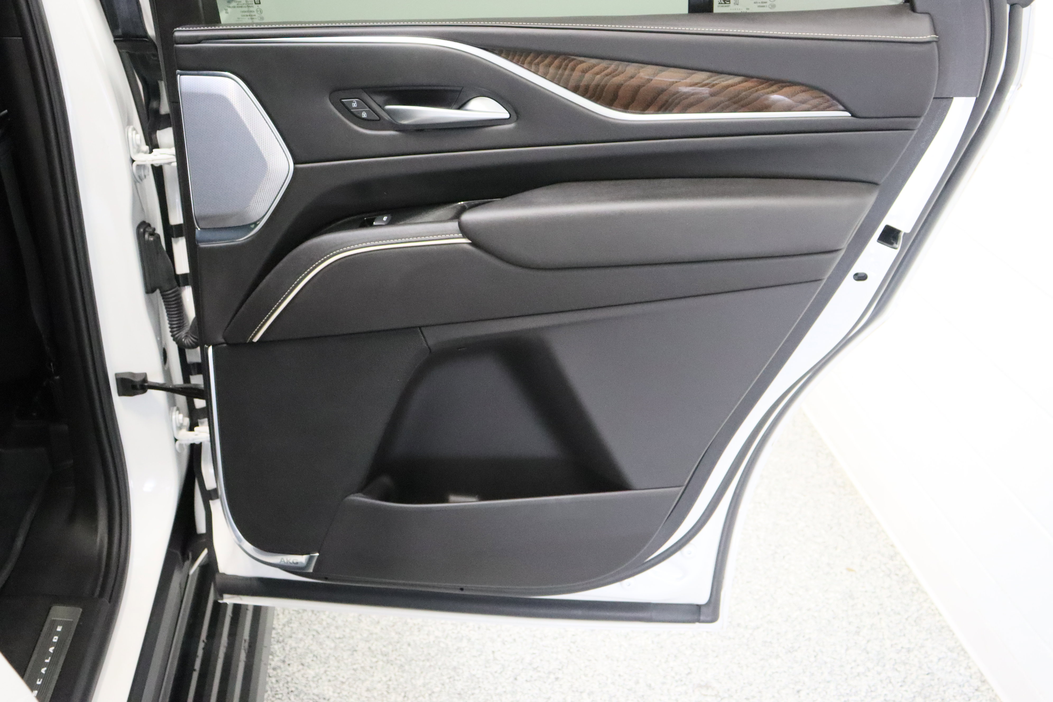 Used 2023 Cadillac Escalade Sport Platinum w/ LPO, ONYX Package AWD/4WD image 40