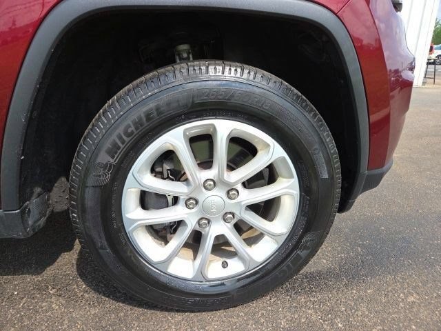 Used 2022 Jeep Grand Cherokee Laredo w/ All-Weather Capability Group AWD/4WD image 52