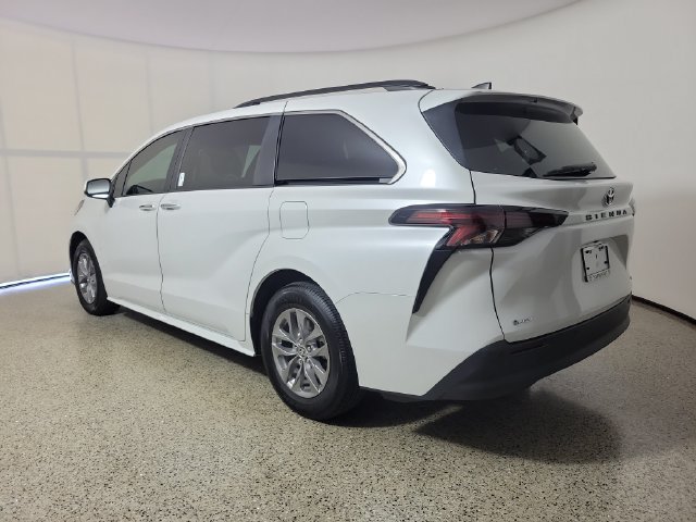 Used 2026 Toyota Sienna XLE FWD image 7