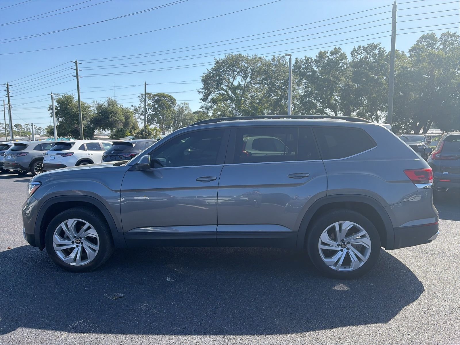 Used 2021 Volkswagen Atlas SE w/ Panoramic Sunroof Package FWD image 4