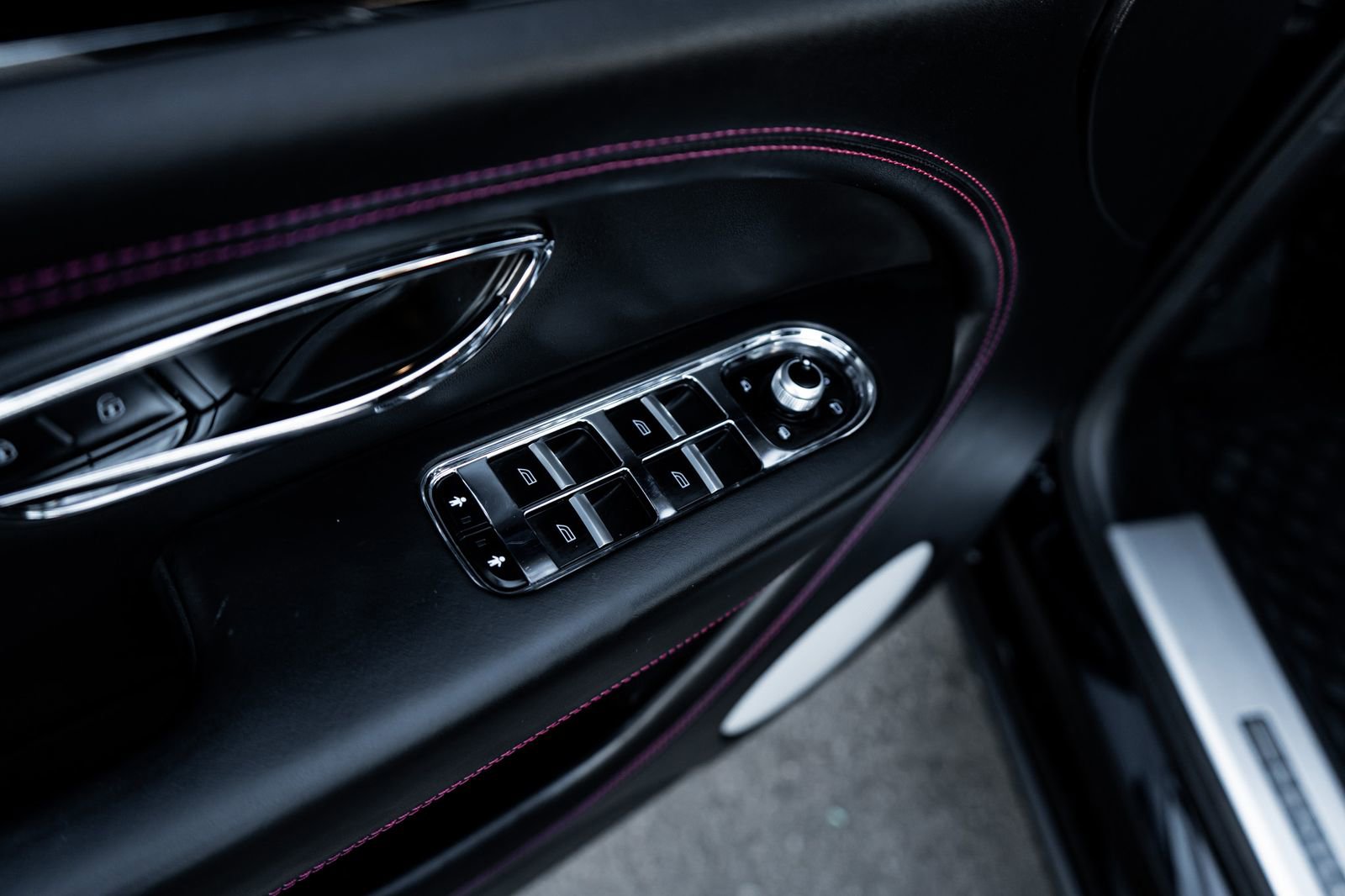 Used 2023 Bentley Bentayga Extended Wheelbase image 22