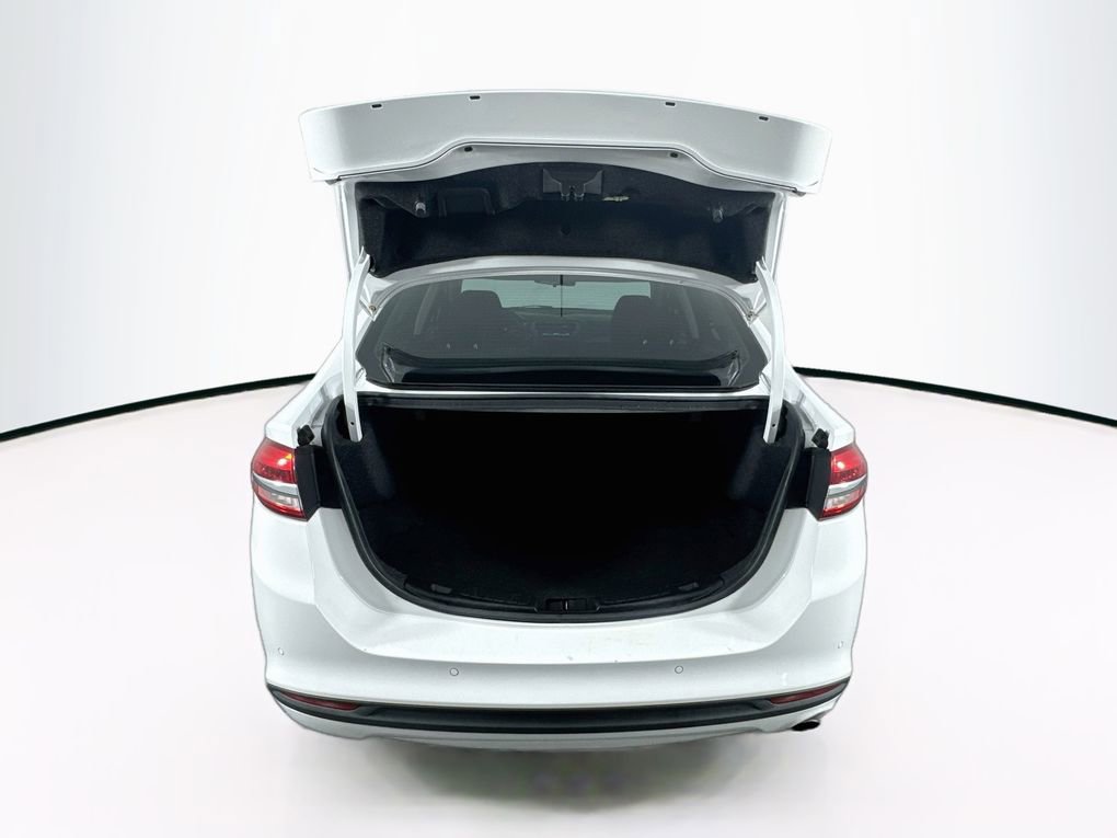 Used 2017 Ford Fusion SE w/ Fusion SE Technology Package image 28