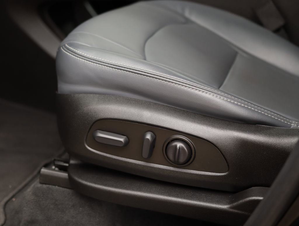 Used 2023 Buick Enclave Essence w/ Sport Touring Edition image 22