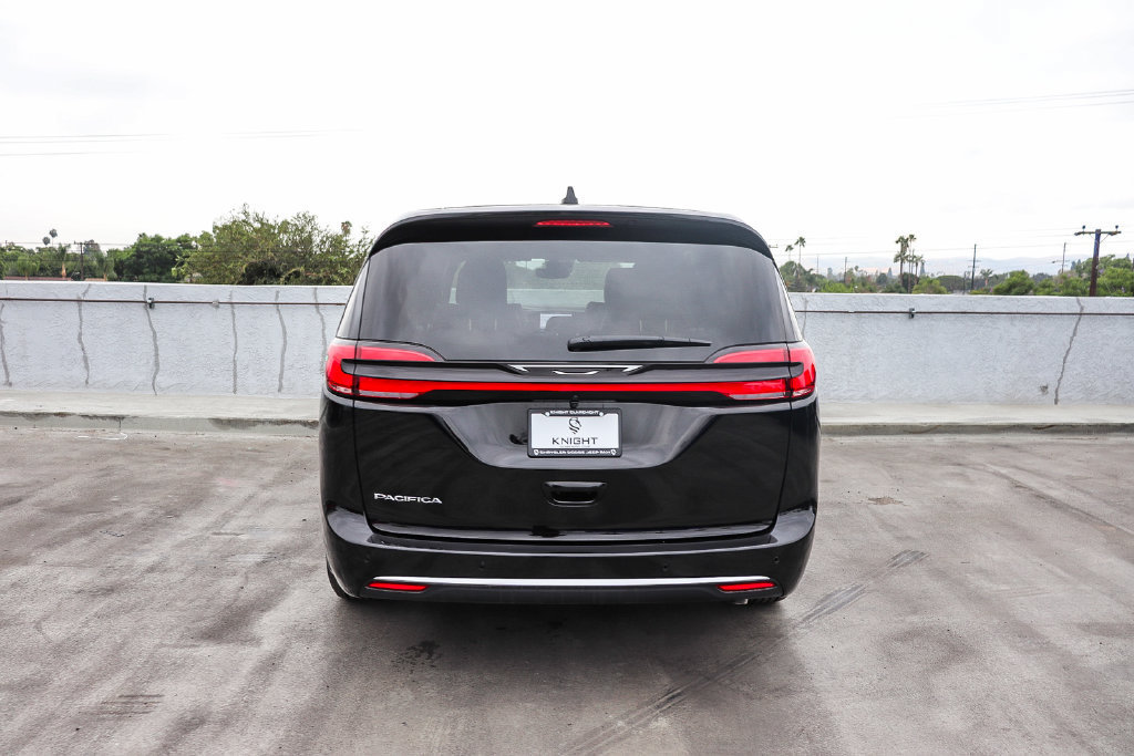 New 2027 Chrysler Pacifica Select FWD image 8