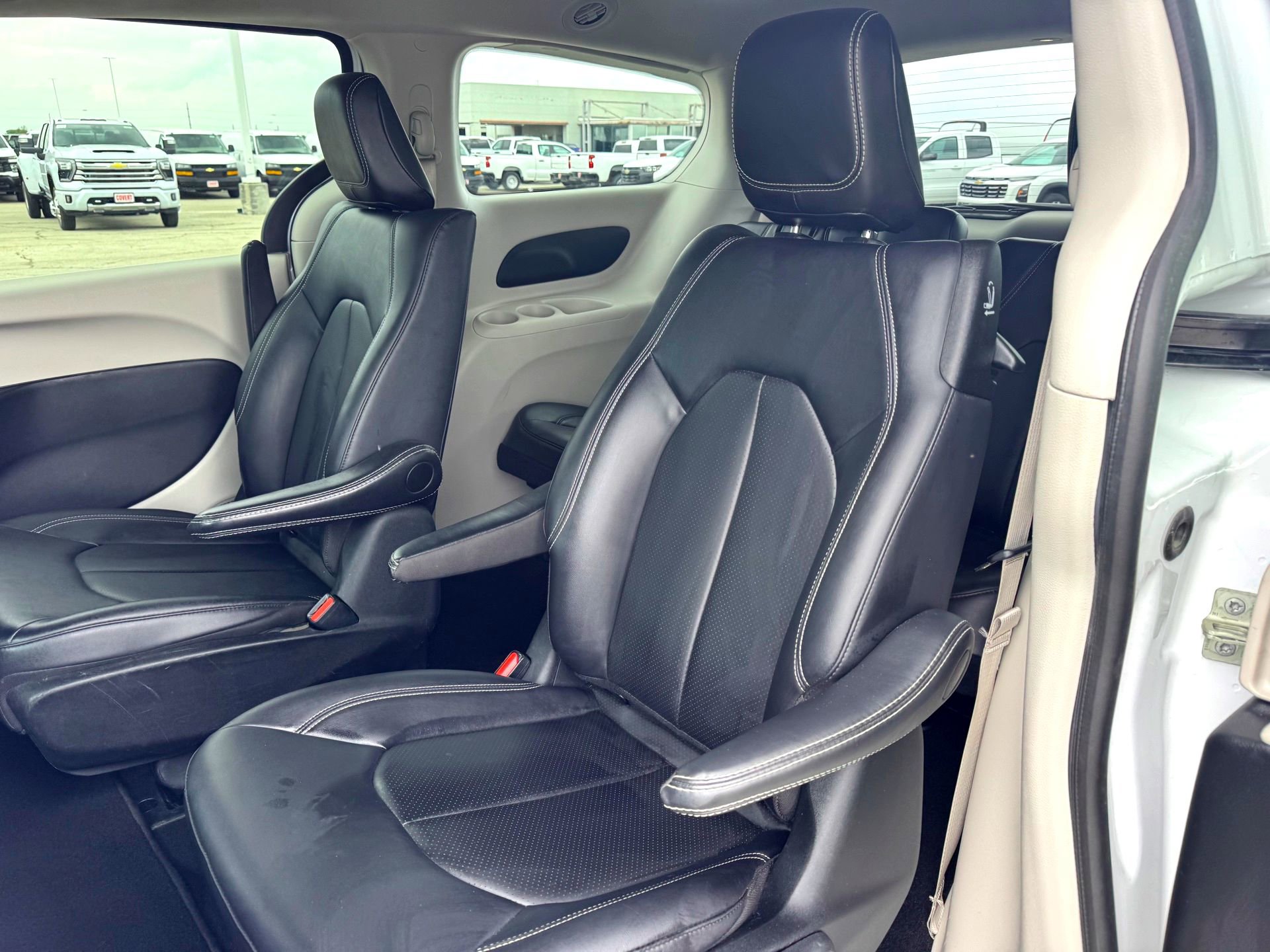 Used 2024 Chrysler Pacifica Select image 17