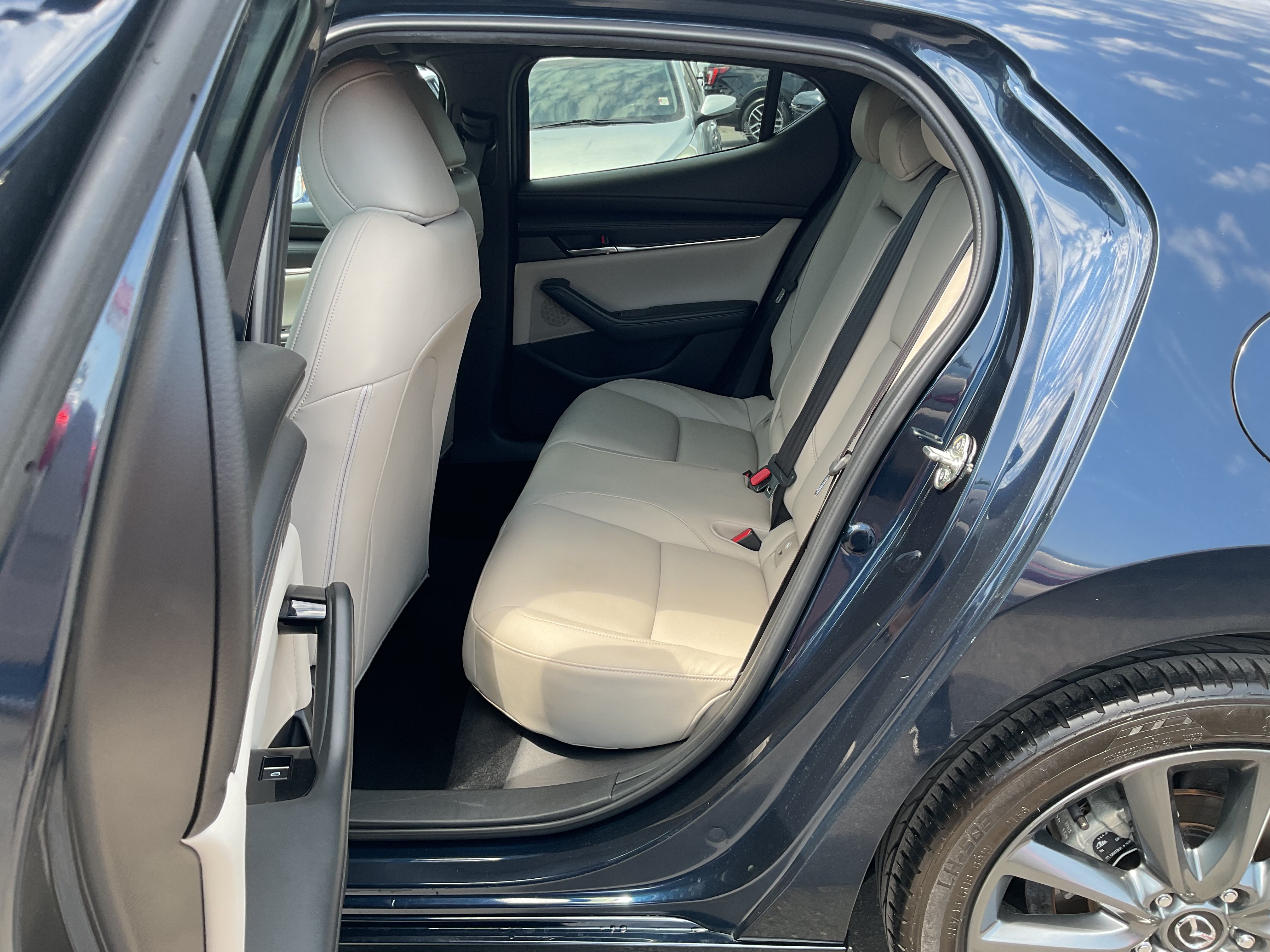 Used 2019 MAZDA MAZDA3 Hatchback FWD image 12