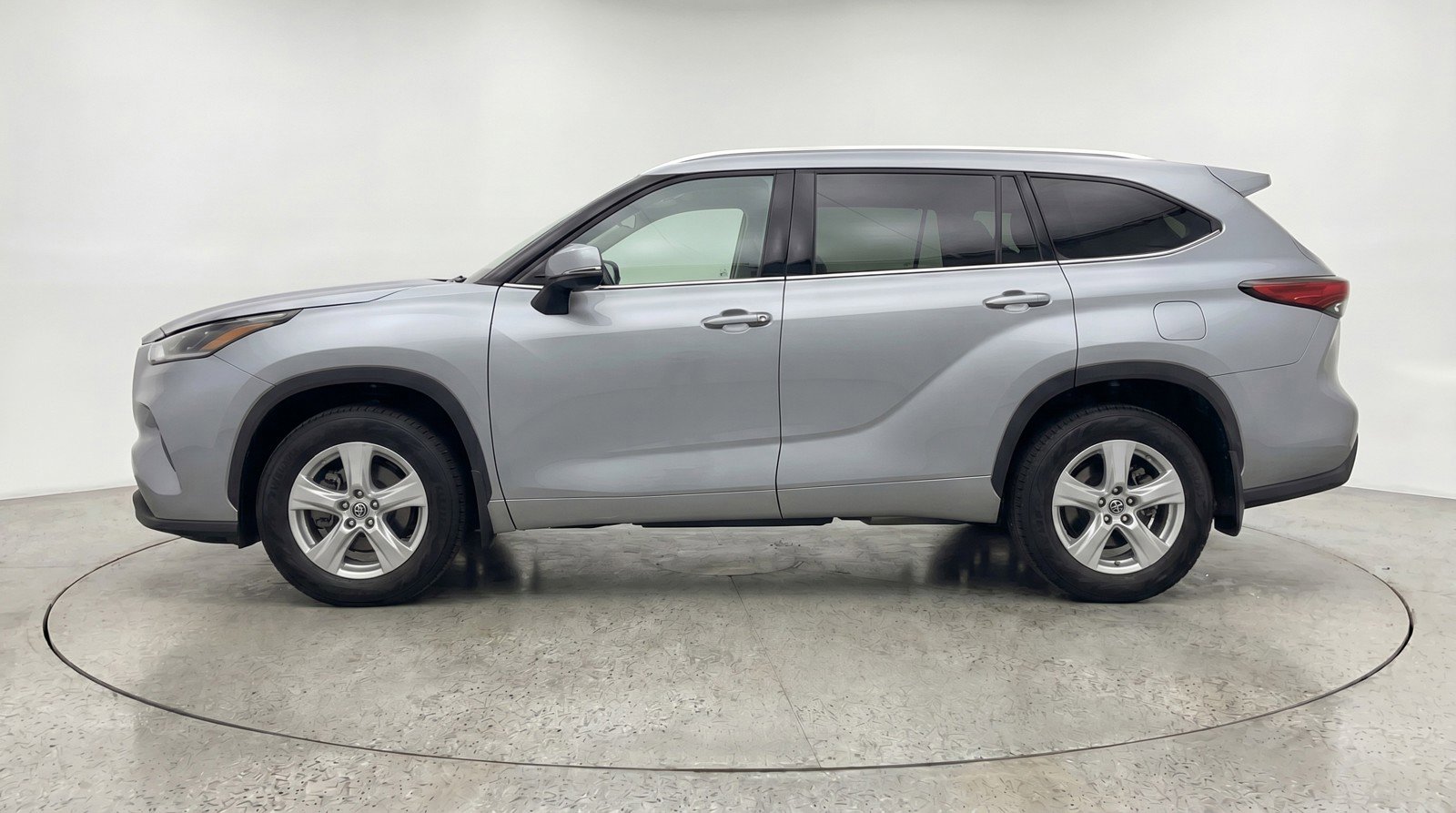Used 2025 Toyota Highlander LE FWD image 5