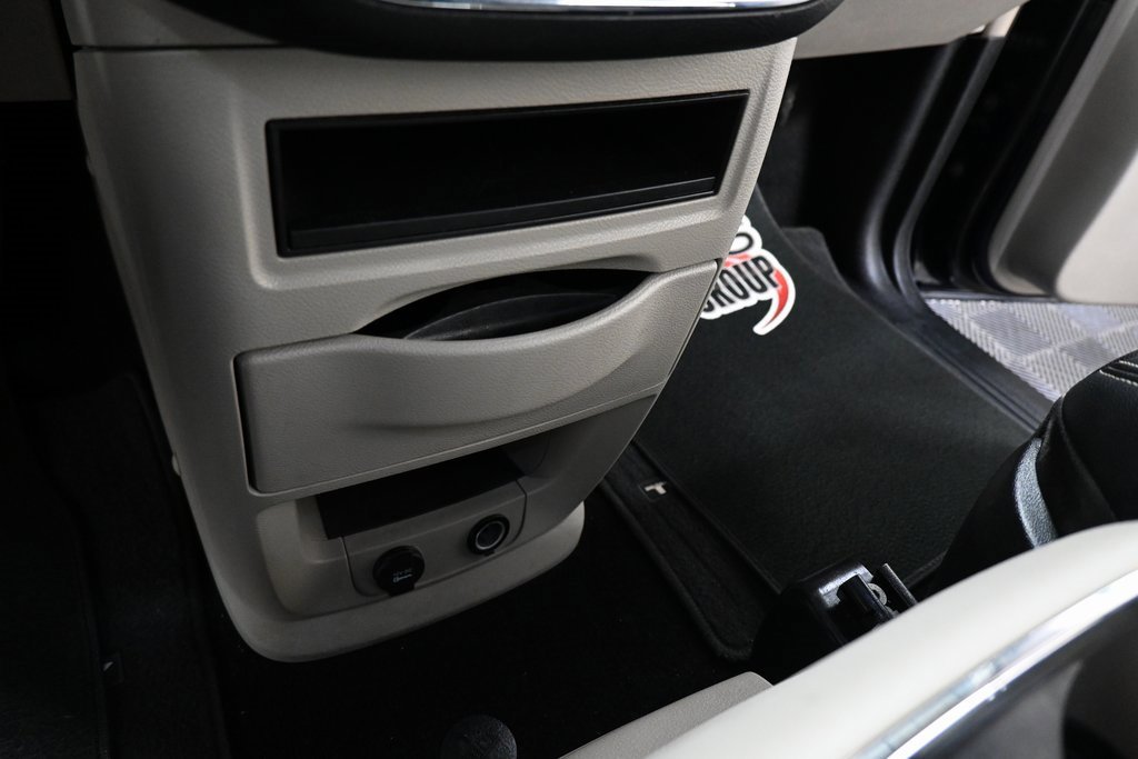 Used 2013 Chrysler Town & Country Touring image 32