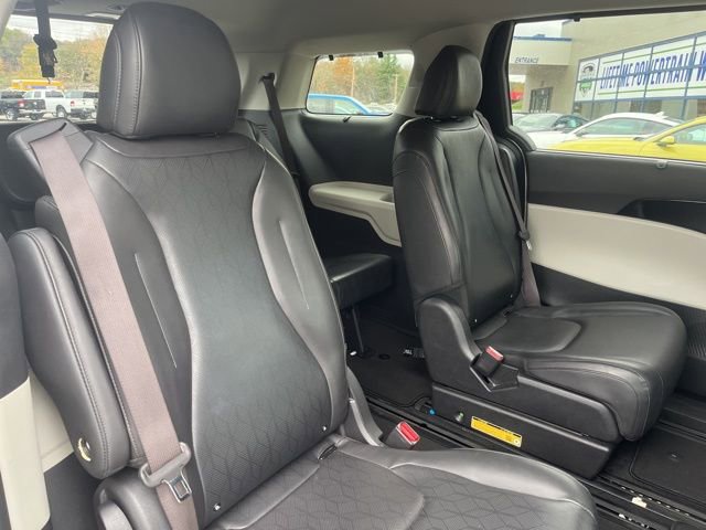 Used 2024 Kia Carnival EX image 15
