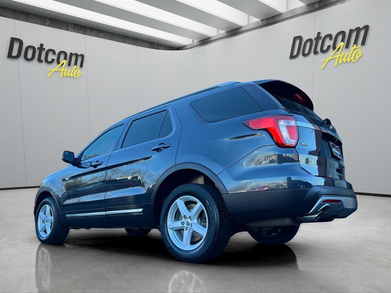 Used 2017 Ford Explorer XLT AWD/4WD image 6