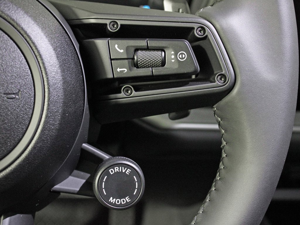 Used 2025 Porsche Cayenne image 25