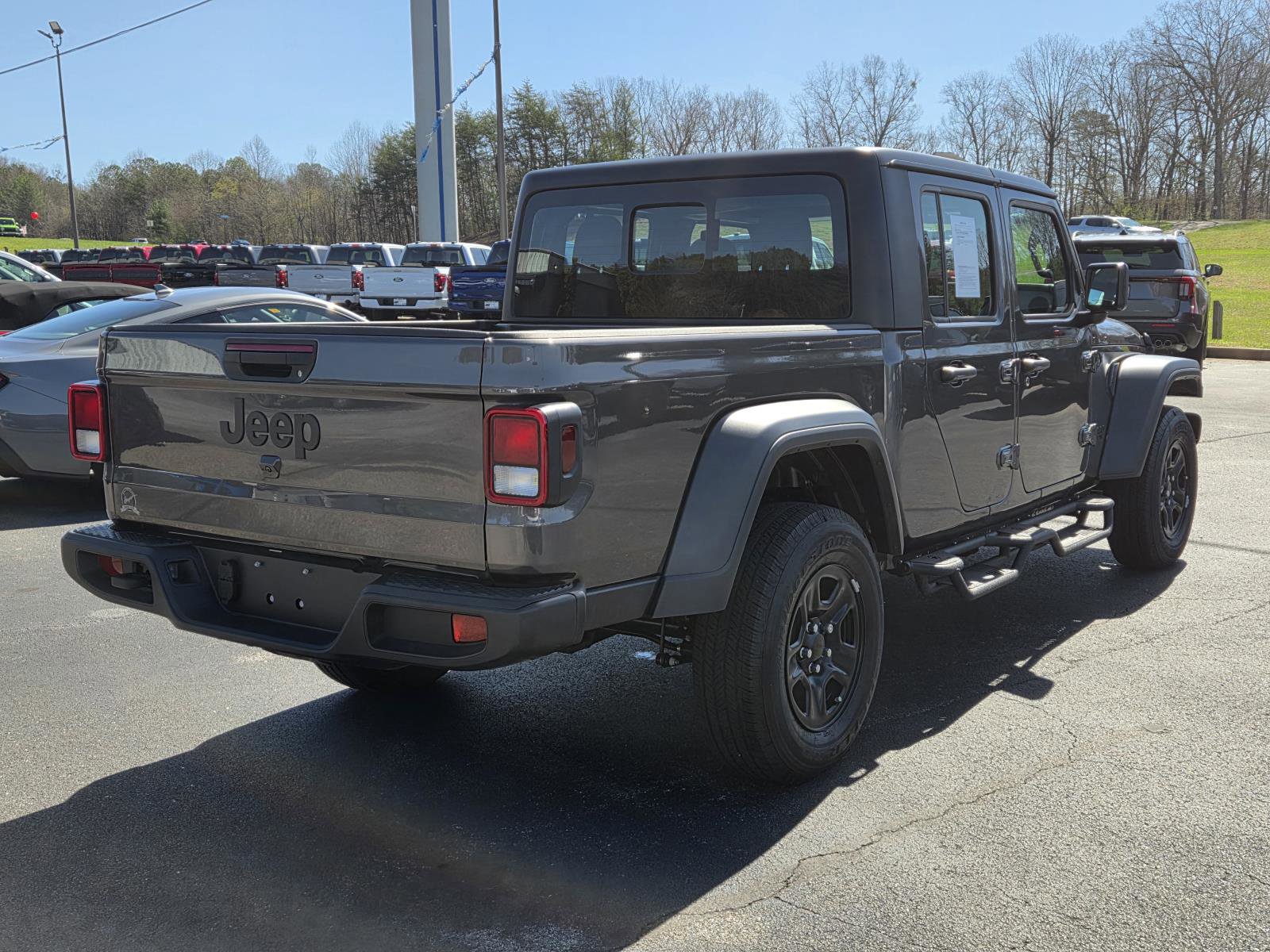 Used 2025 Jeep Gladiator Sport image 6