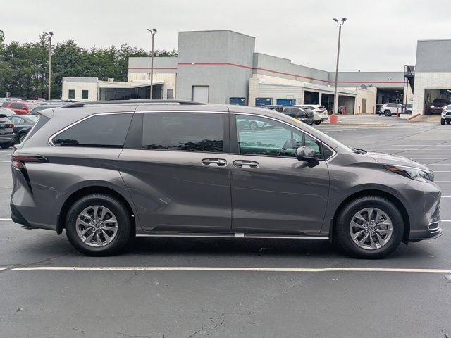 Used 2024 Toyota Sienna XLE FWD image 8