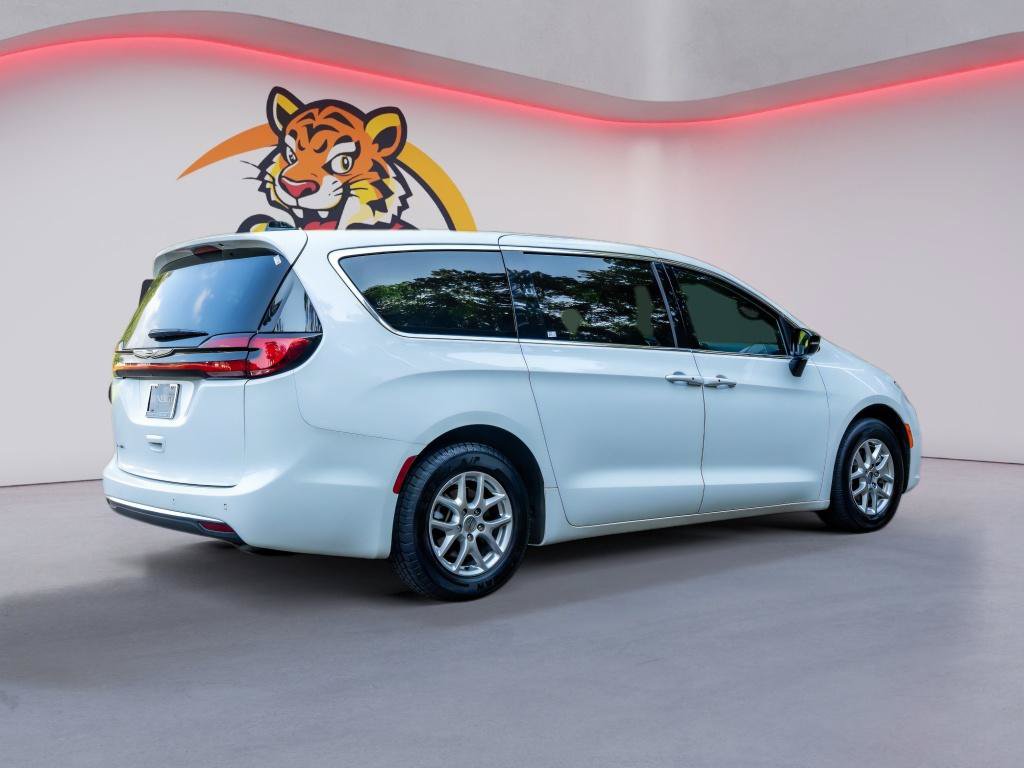 Used 2025 Chrysler Pacifica Select FWD image 5